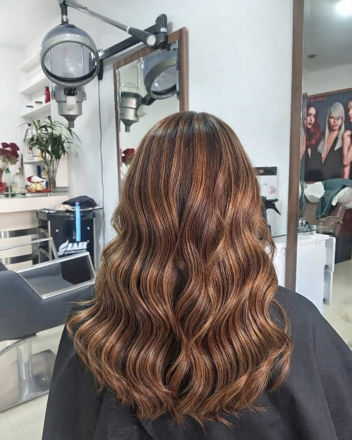 Cabello largo con balayage castaño y ondas, visto de espaldas en el salón